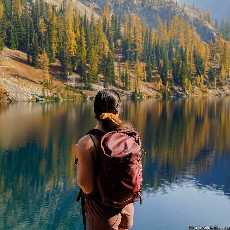 Explore a beautiful lake hike that showcases Northern Washington's stunning fall colors.